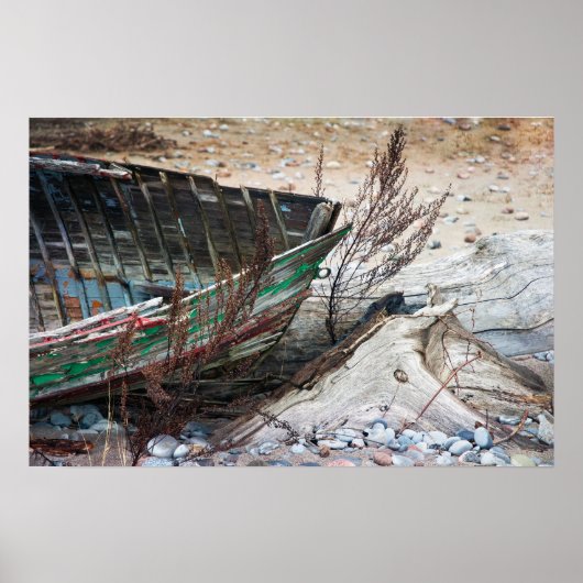 Oude gekleurde houten kist verlaten op strand poster (Voorkant)