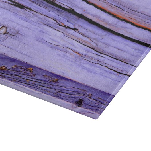 Oude gekraakte paarse verf op hout snijplank (Hoek)
