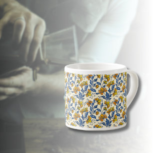 Oude gele oranje volksbloem in blauwe blad espresso kop