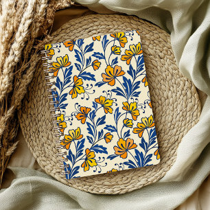 Oude gele oranje volksbloem in blauwe blad notitieboek