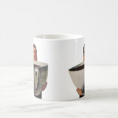 Oude gelukkige man drinkt reusachtige kop koffie (Center)