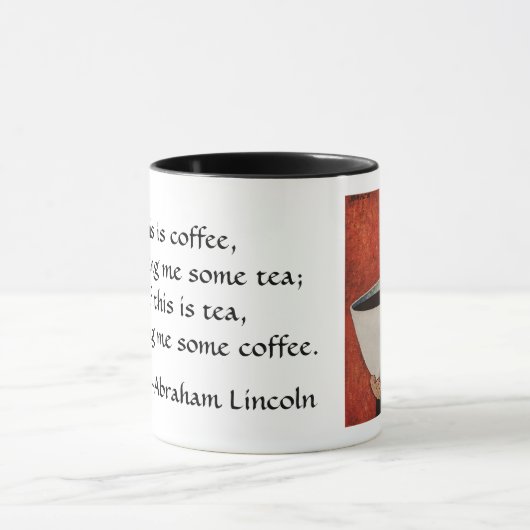 Oude gelukkige man drinkt reusachtige kop koffie (Midden)