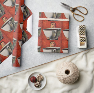 Oude gelukkige man drinkt reusachtige kop koffie cadeaupapier