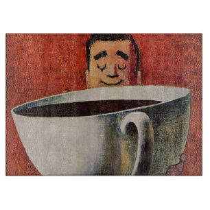 Oude gelukkige man drinkt reusachtige kop koffie snijplank