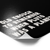 Oude genoeg om te onthouden wanneer Pluto een plan Foto Afdruk (Hoek)