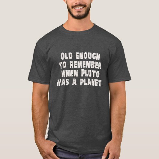 Oude genoeg om te onthouden wanneer Pluto een plan T-shirt (Voorkant)
