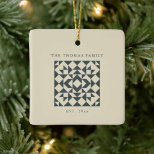 Oude geometrische quilt met gepersonaliseerde fami keramisch ornament