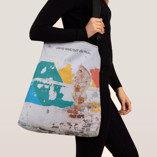 Oude geschilderde muur met graffiti crossbody tas (Dichtbij)