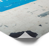 Oude geschilderde muur met graffiti poster (Hoek)