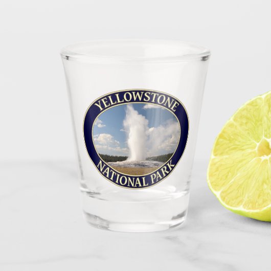 Oude getrouwe Geyser in Yellowstone National Park Shot Glas (Voorkant)