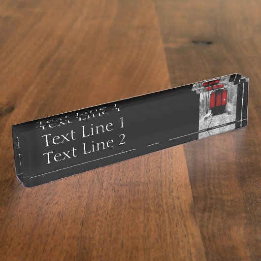 Oude, gevesdroogde rode stoomtrein naambordje (Zijkant)