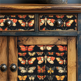 Oude gotische specimen donkere academie mot tissuepapier