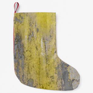 Oude grijze betonwand met schil gele verf. kleine kerstsok