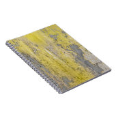 Oude grijze betonwand met schil gele verf. notitieboek (Rechterzijde)
