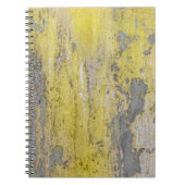 Oude grijze betonwand met schil gele verf. notitieboek (Voorkant)