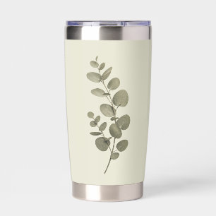 Oude groene eucalyptus tak geïsoleerde drinkbeker