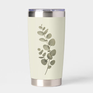 Oude groene eucalyptus tak geïsoleerde drinkbeker