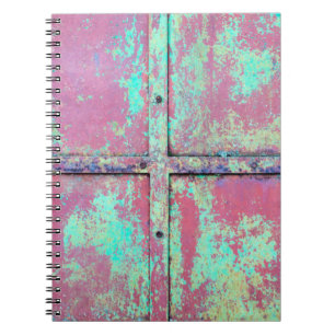 Oude groene geverfde wand met roesttextuur. Grunge Notitieboek