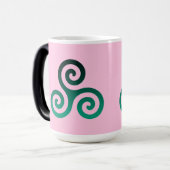 Oude groene triskele pastel roze magische mok (Voorkant links)