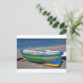 Oude groene vissersboot op het strand. briefkaart (Staand voorkant)