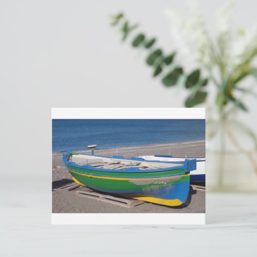 Oude groene vissersboot op het strand. briefkaart (Staand voorkant)