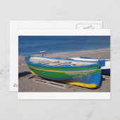 Oude groene vissersboot op het strand. briefkaart (Voorkant / Achterkant)