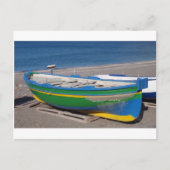 Oude groene vissersboot op het strand. briefkaart (Voorkant)