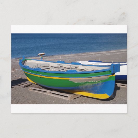 Oude groene vissersboot op het strand. briefkaart (Voorkant)