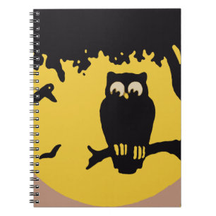 Oude Halloween, griezelige uil in boom met maan Notitieboek