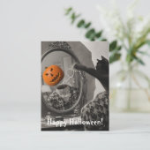 Oude Halloweenkat slaat Jackolantern-hoofd eraf Briefkaart (Staand voorkant)