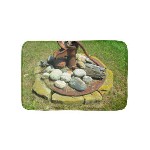 Oude handpomp goed badmat