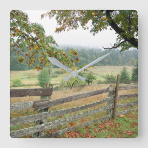 Oude hek op een Boerderij Vierkante Klok