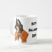 Oude heks met zwarte kat op schouder koffiemok (Voorkant links)