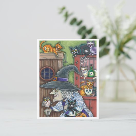 OUDE HEKSE GELUKKIG THUIS, VOL MET KATTEN & UIL HA FEESTDAGENKAART (Staand voorkant)
