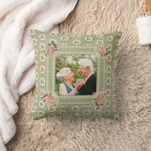 Oude herinneringsfoto met vervaagde rozen en kant kussen (Deken)