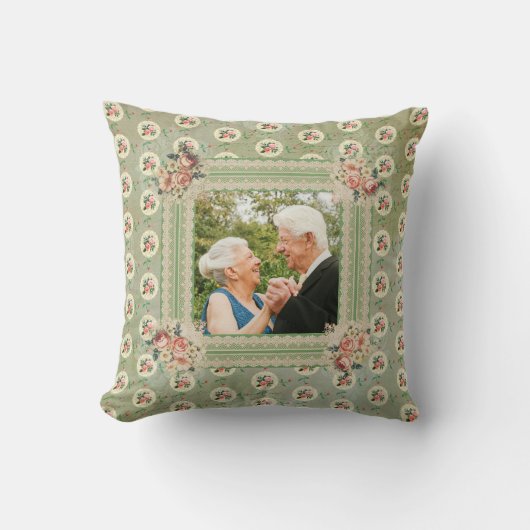 Oude herinneringsfoto met vervaagde rozen en kant kussen (Voorkant)