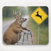 Oude herten leunend op een rollator muismat (Voorkant)