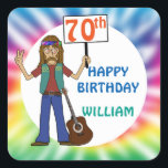 Oude Hippie Hippy Tie Dye 70th Birthday Party Vierkante Sticker<br><div class="desc">Viel je favoriete ouwe hippieman met briljante kleur van de dye met een hippy-man die twee vingers vasthoudt aan het universele symbool van vrede met zijn daskleurige hoofdband en zijn vertrouwde gitaar die tegen zijn been leunt. Hij houdt een bord vast met zijn leeftijd. Origineel ontwerp door Holiday Harten Design...</div>