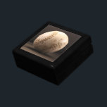 Oude honkbal cadeaudoosje<br><div class="desc">Oude honkbal met scherpe tekens.</div>