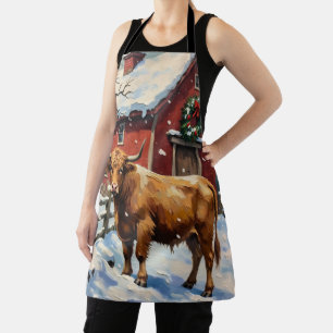 Oude Hooglandkalf bij besneeuwde kerstschuur Schort