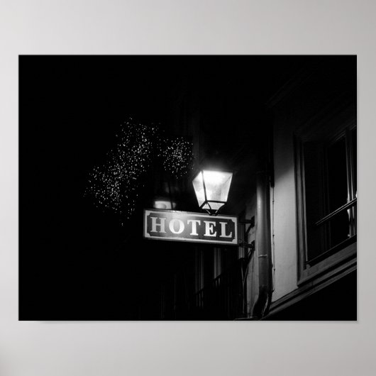 Oude hotelschild, straatlantaarn en veel licht poster (Voorkant)