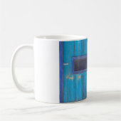Oude houten blauwe deur koffiemok (Links)