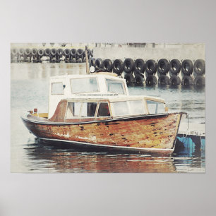 Oude houten boot in een rustieke haven poster
