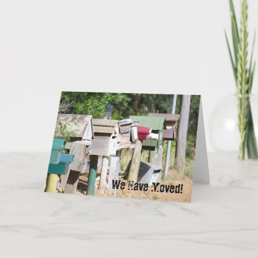 Oude houten brievenbussen voor ons zijn verplaatst aankondiging (Voorkant)