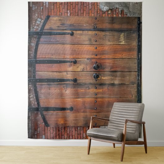 Oude houten deur met  koperen scharnieren wandkleed (In situ)