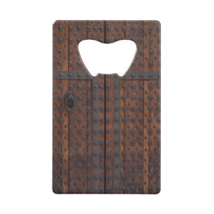 Oude houten deur met zwarte metalen versterkingen creditkaart flessenopener