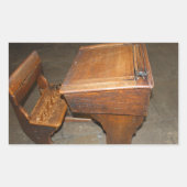Oude houten schoolbureau en stoel Stickers (Voorkant)