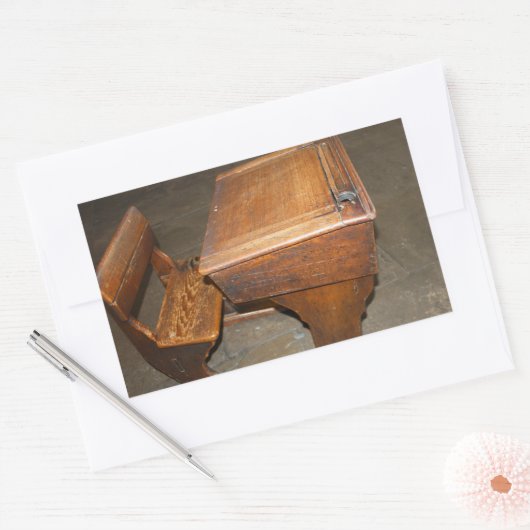 Oude houten schoolbureau en stoel Stickers (Envelop)