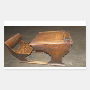 Oude houten schoolbureau en stoel Stickers