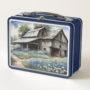 Oude houten schuur met blauwe wilde bloemen en kip